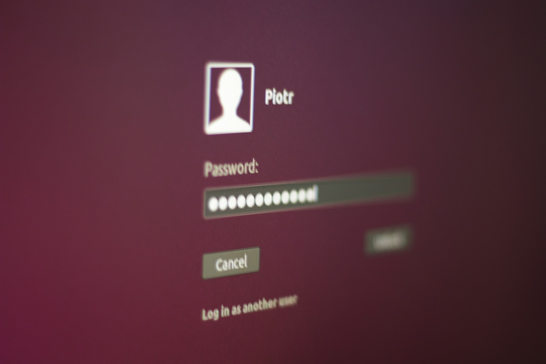 Ubuntu 18.04 Login Screen · Ubuntu 18.04
